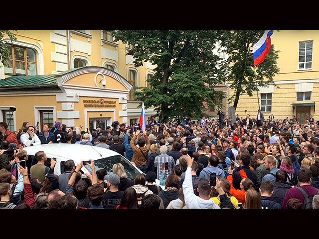 Митинг в Москве перед зданием Мосгоризбиркома против недопуска кандидатов на выборы в Мосгордуму, 2019 год