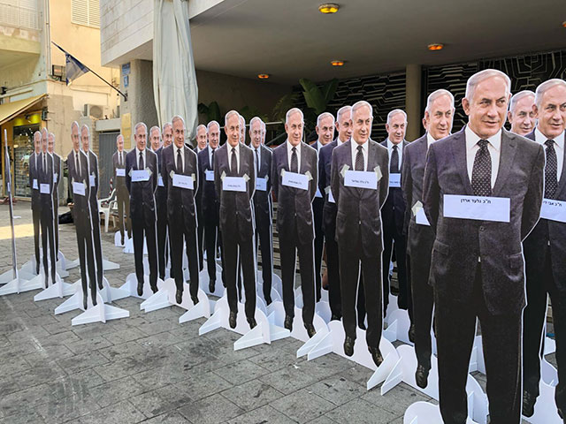 Активисты "Демократического лагеря" установили в Тель-Авиве картонные куклы, изображающие Нетаниягу  