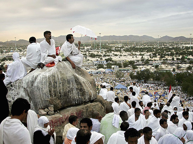     Участники Хаджа собрались в Мине, чтобы побить камнями Шайтана