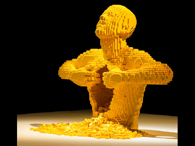 Оригинальные скульптуры из кубиков LEGO в Холоне  