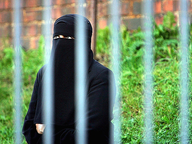Иранскую правозащитницу, снявшую хиджаб, приговорили к 24 годам тюрьмы