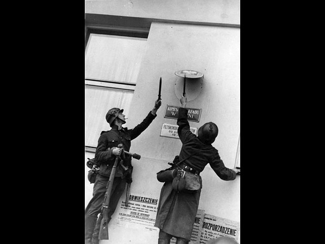 Солдаты вермахта снимают символ польского правительства в Гдыне, сентябрь 1939 года
