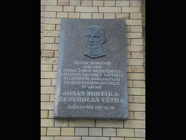 Руководство еврейской общины Литвы возмущено "возвращением" памятной доски Йонасу Норейке