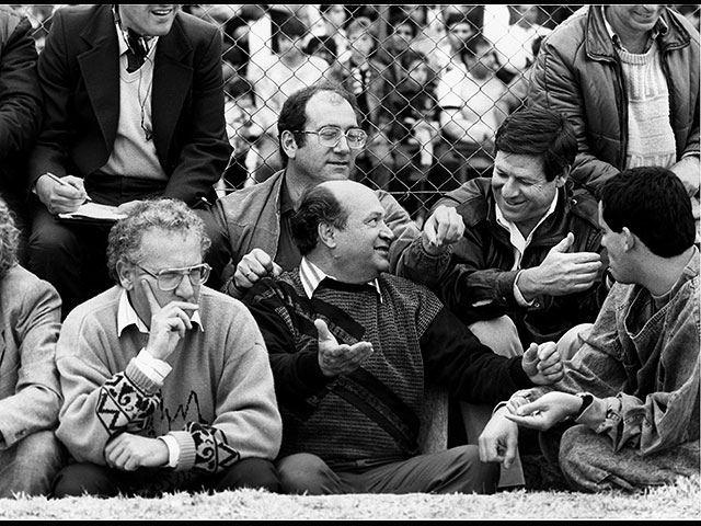 Реувен Ривлин (слева) на футбольном матче. 1985