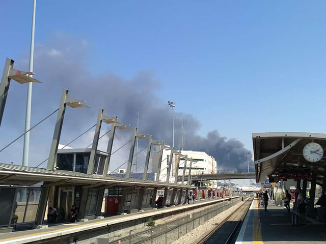 Дым от пожара на складе завода "Шемен"