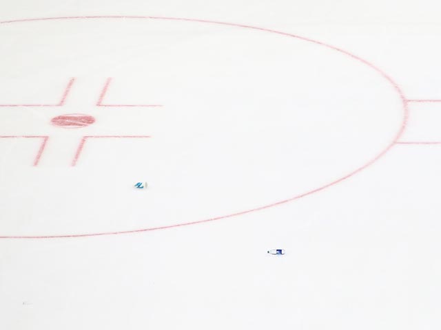 В Новосибирске во время матча болельщики избили хоккеиста