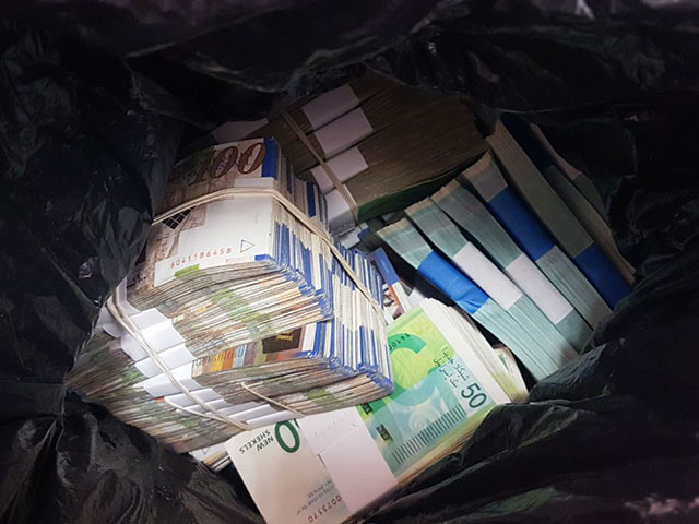 Суд обязал охранника, отдавшего полиции найденную сумку с деньгами, заплатить 15 тысяч шекелей