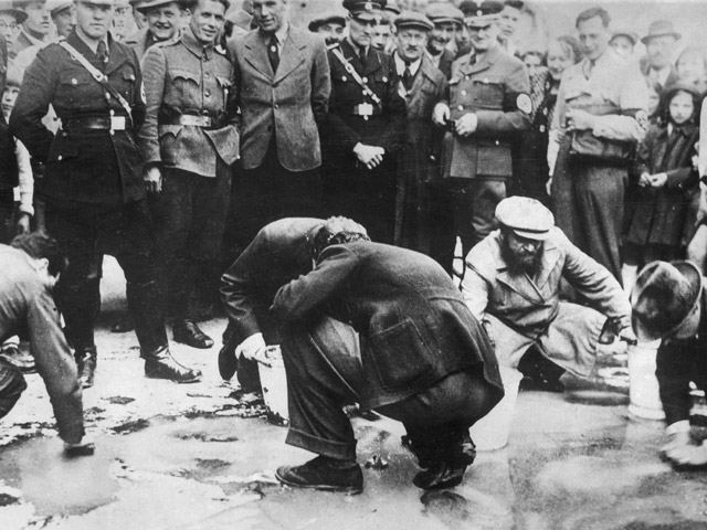 Евреи натирают мостовую в Вене под присмотром представителей властей Австрии и Германии. Конец 30-х годов