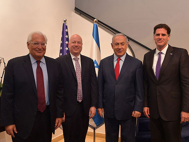 Посол США в Израиле Дэвид Фридман, Джейсон Гринблатт, Биньямин Нетаниягу и посол Израиля в США Рон Дермер