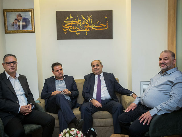 Представители объединенного арабского списка Мтанес Шехаде, Айман Удэ, Ахмед Тиби и Абд аль-Хаким Хадж Яхья 
