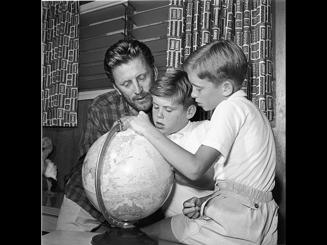 Макйл Дуглас с отцом и братом в 1956-м
