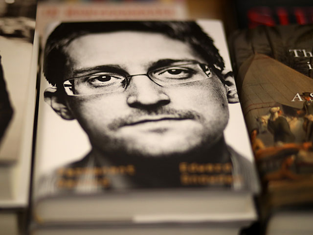 Власти США намерены отсудить у Эдварда Сноудена доходы от продажи его мемуаров 