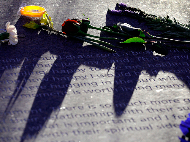 Мемориал жертв стрельбы в школе "Колумбайн"