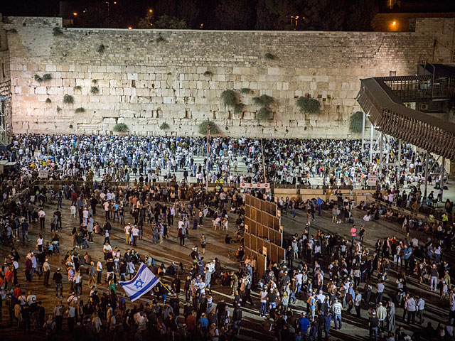Тысячи евреев собрались у Стены Плача для чтения последней перед Йом Кипур покаянной молитвы