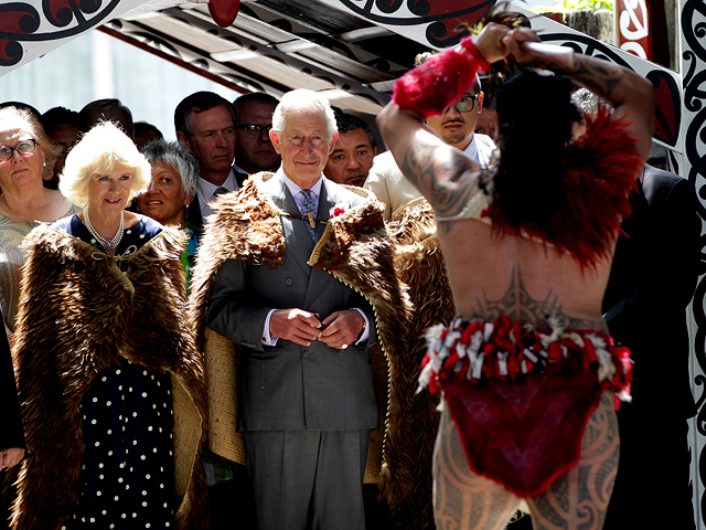 Выступление маори перед принцем Чарльзом и Камиллой в Новой Зеландии, 2015 год