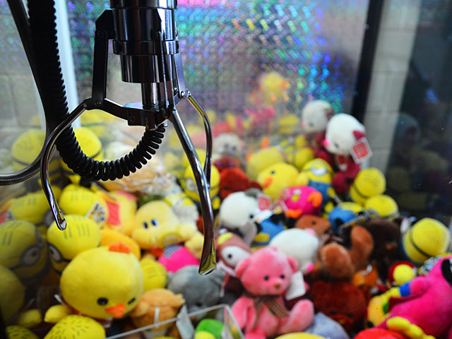 ЧП в Холоне: ребенок застрял в игровом автомате с игрушками
