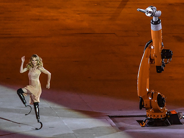 Эми Пюрди танцует на церемонии открытия Параолимпийских игр-2016 в платье, созданном Данит Пелег на 3D-принтере