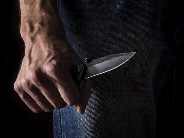 Пьяный мужчина в московском метро ударил ножом полицейского
