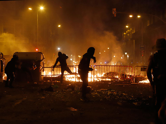 "Policia fascistas": волна беспорядков в Барселоне