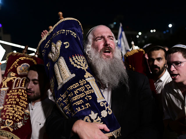 Симхат Тора: массовые празднества в Израиле
