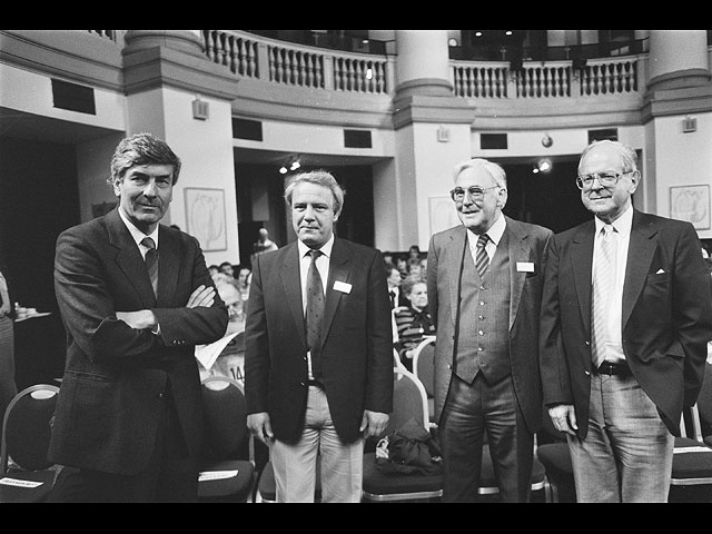 Буковский (второй слева) на Пятом сахаровском конгрессе в Амстердаме в 1987 году