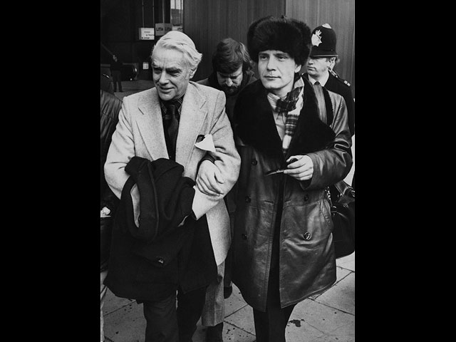 Владимир Буковский (справа) с актером Дэвидом Маркхэмом (слева) в аэропорту Хитроу, Великобритания, по прибытии из Советского Союза через Швейцарию, 4 января 1977 года