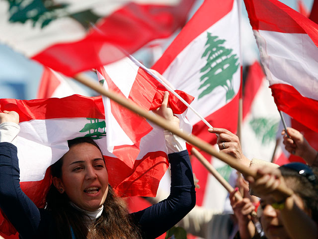 Ливанские манифестанты соединили живой цепью Тир, Бейрут и Триполи