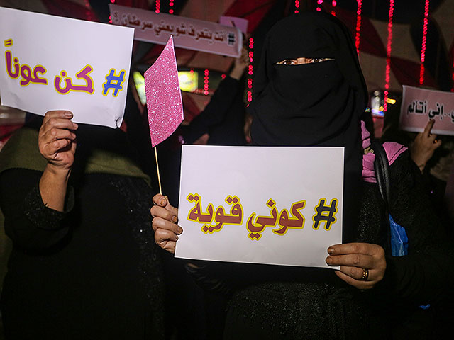 Палестинские женщины на демонстрации по повышению осведомленности о раке в Рафахе, 10 октября 2019 года