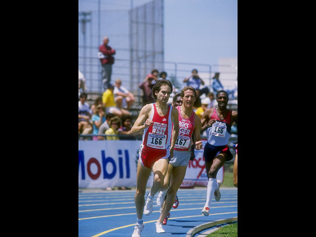 Брюс Дженнер и Джим Спиви бегут по дорожке во время соревнований. 1987 год