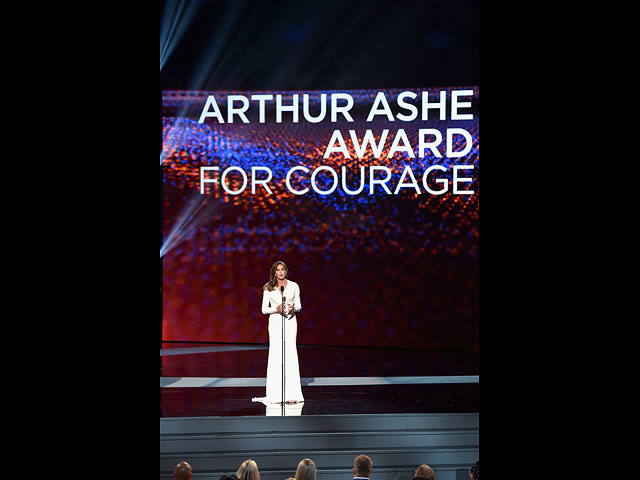 Кейтлин Дженнер принимает премию Arthur Ashe Courage Award на ESPYS 2015 года, 15 июля 2015 года, Лос-Анджелес, штат Калифорния