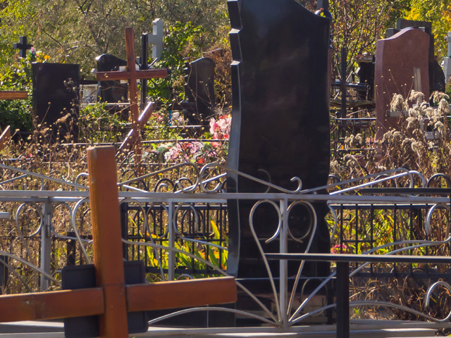 На ВДНХ выставили надгробия Кристины Асмус и Питера Динклэйджа