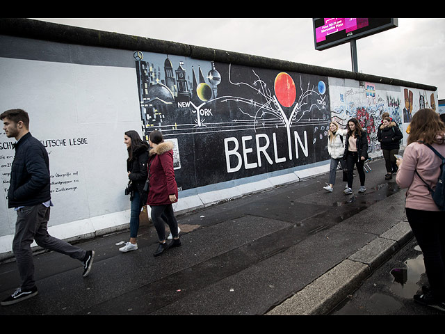 Берлин встречает 30 лет без Стены
