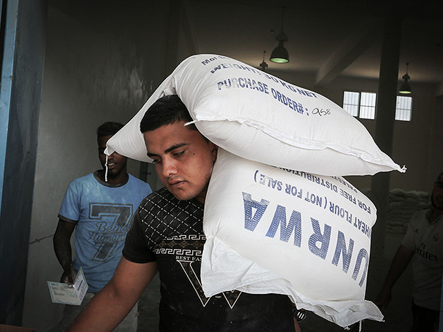 Палестинцы получают помощь от UNRWA в Рафахе, на юге сектора Газа