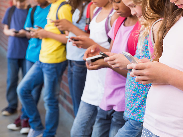 Минпрос издал запрет на использование мобильных телефонов учениками на территории школы