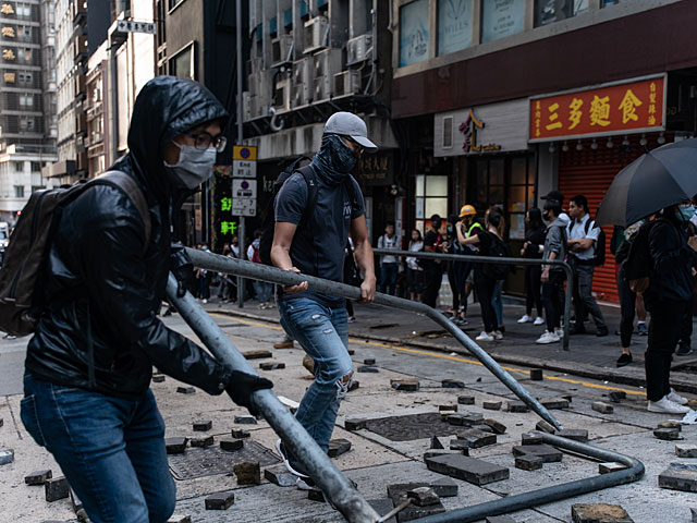 В Гонконге уже несколько дней подряд продолжается эскалация массовых протестов, начавшихся несколько месяцев назад