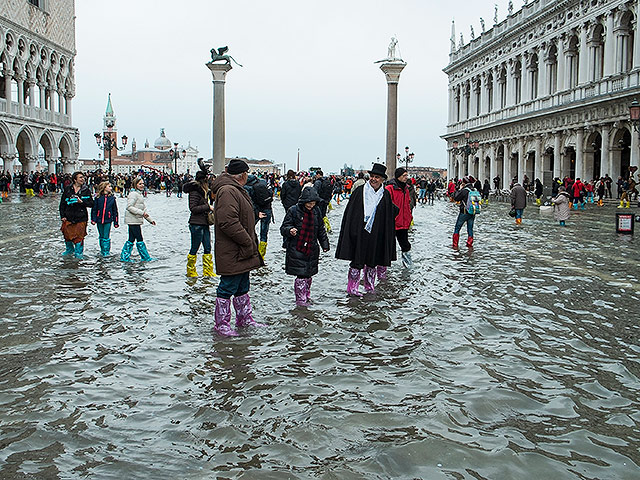 Наводнение в Венеции, полностью затоплен исторический центр города