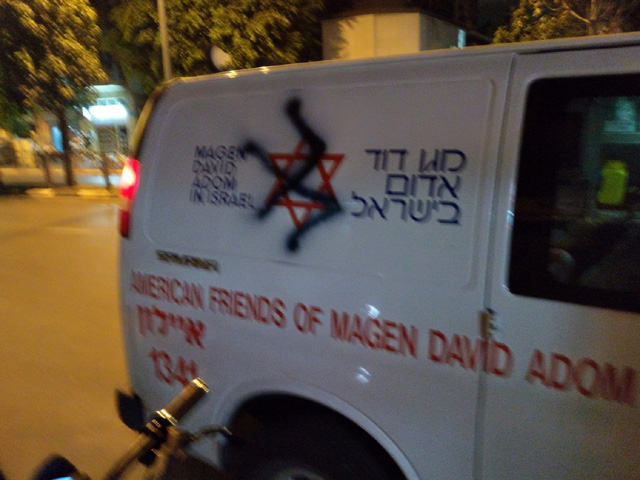 В Тель-Авиве неизвестный вандал "украсил" свастикой автомобиль МАДА