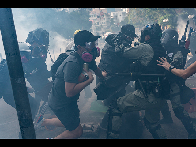 Ожесточенные столкновения в Гонконге в день всеобщей забастовки