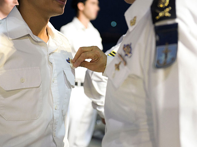 116-й курс подводников ЦАХАЛа: значки на белом кителе