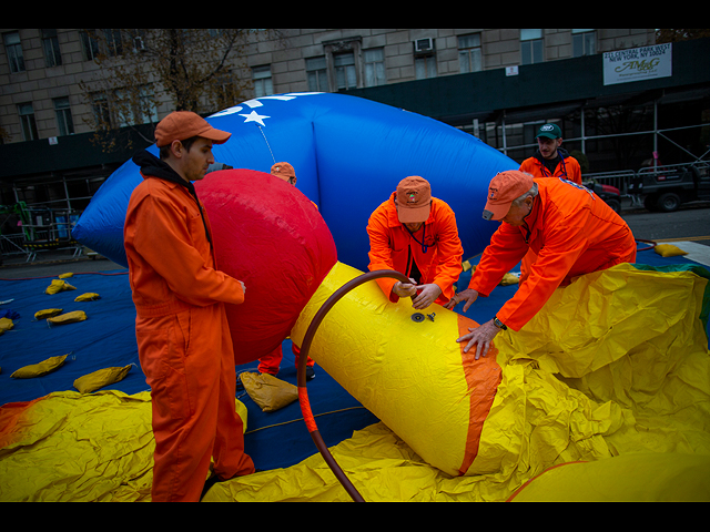 Подготовка к фантастическому Macy's Thanksgiving Day Parade в Нью-Йорке. Фоторепортаж