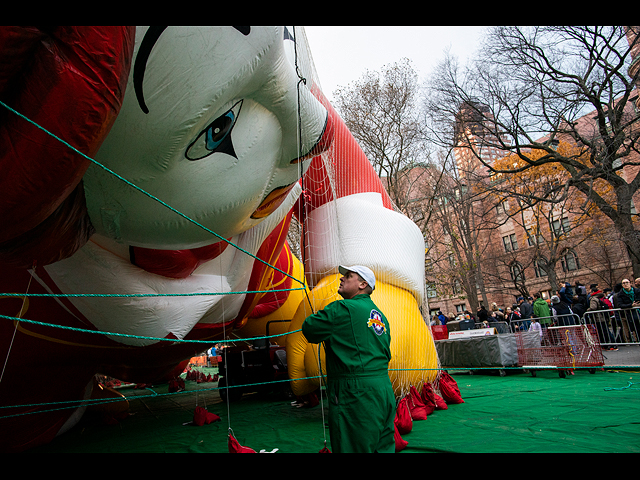 Подготовка к фантастическому Macy's Thanksgiving Day Parade в Нью-Йорке. Фоторепортаж