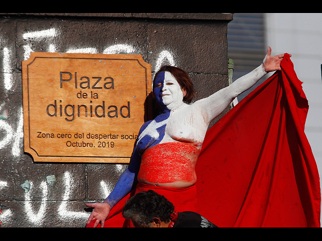 Протесты в Чили: обнаженная в "арафатке", "красная монахиня" и другие. Фоторепортаж