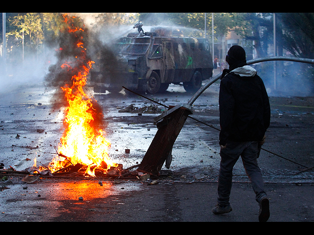 Протесты в Чили: обнаженная в "арафатке", "красная монахиня" и другие. Фоторепортаж