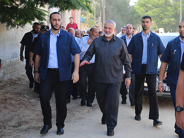Глава политбюро ХАМАСа (в центре) выехал из сектора Газы в Египет, впервые за последние годы