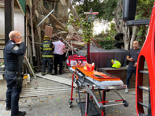 На бульваре Ротшильда в Тель-Авиве обрушились строительные леса, пострадал рабочий