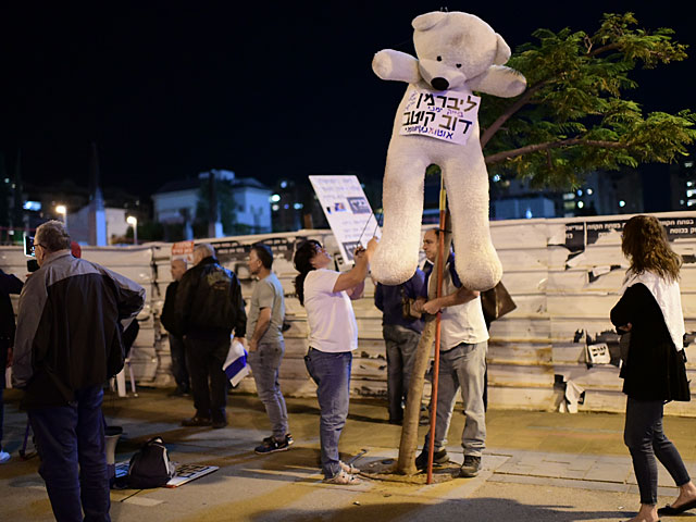 На площади перед музеем Тель-Авива ведется подготовка к митингу в поддержку Нетаниягу