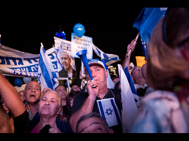 В Тель-Авиве состоялся бурный митинг в поддержку Нетаниягу. Фоторепортаж