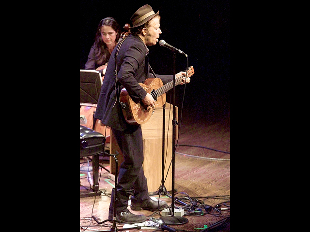 Том Уэйтс на благотворительном концерте для мира и примирения, организованном актером Ричардом Гиром с участием Далай-ламы, 21 сентября 2003 года, Нью-Йорк