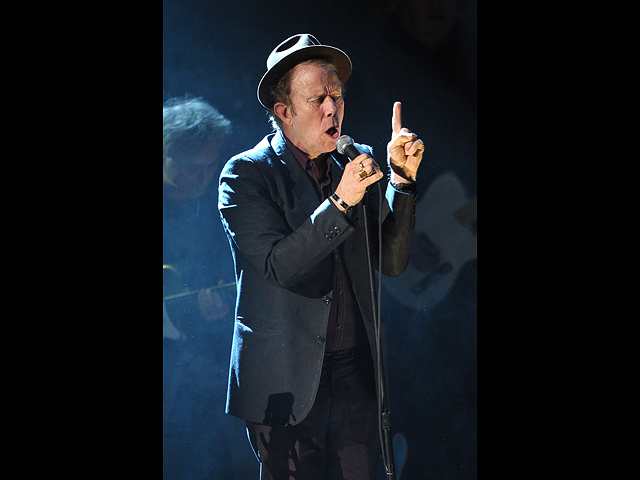 Том Уэйтс выступает на сцене на 26-й ежегодной церемонии введения в Зал славы рок-н-ролла, 14 марта 2011 года, Нью-Йорк