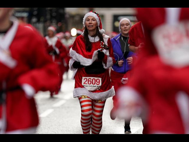 Восемь тысяч Санта Клаусов на улицах Глазго. Фоторепортаж